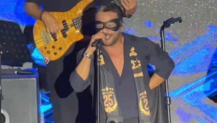 Emre Altuğ sahneye Osimhen’in maskesiyle çıktı
