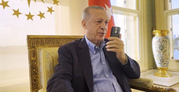 Gençler istedi, Cumhurbaşkanı Erdoğan telefonla bağlandı
