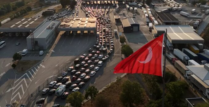 Gurbetçiler dönüş yoluna geçti, araç kuyruğunun sonu görünmedi