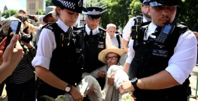 İngiltere’de ‘Palestine Action’a destek eylemine polis müdahalesi