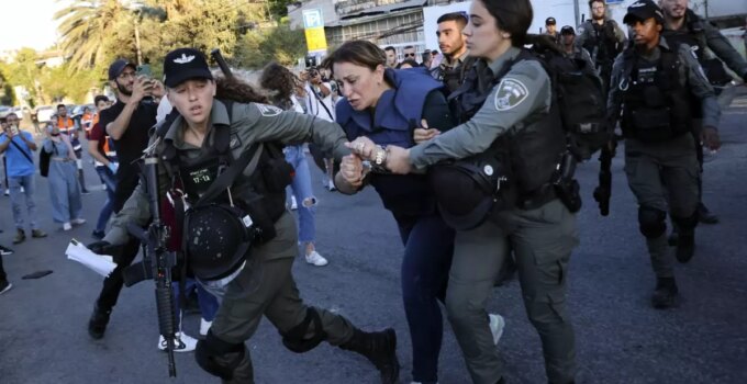 İsrail polisinden gözaltında çıplak arama skandalı