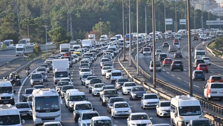 İstanbul’da pazar sabahı yoğun trafik! Birkaç dakikalık yol 40 dakikayı aştı