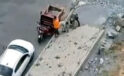 Kaldırım taşı hırsızlığı kamerada!