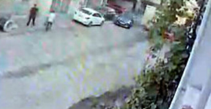 Kamyona yol verdi duran araca çarptı!