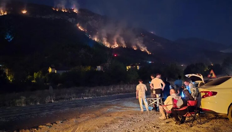 Karabük’te orman yangınını kamp sandalyesine yaslanıp izlediler