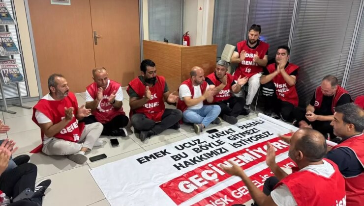Karşıyaka Belediyesi işçileri, maaş alamadıkları gerekçesiyle eylem yaptı