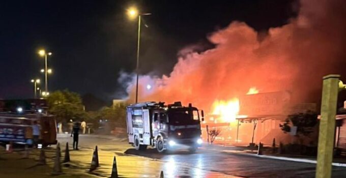 Kartal’da balıkçı barınağında yangın: 5 iş yeri hasar gördü