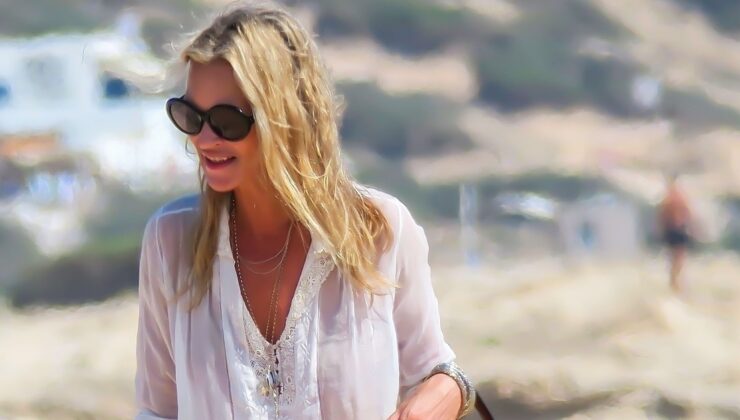 Kate Moss plajda gezerken pahalı çantasından vazgeçmedi