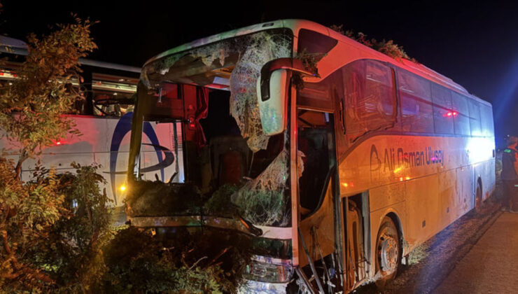 Kayseri’de yolcu otobüsü refüjdeki ağaçlara çarptı: 1 ölü, 13 yaralı