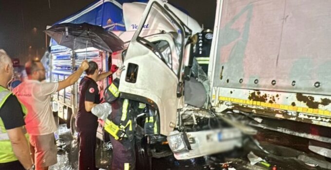 Kocaeli’de 3 araçlık zincirleme kaza: 1 ölü