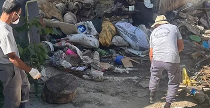 Kötü koku nedeniyle mahalleli ayaklandı, evden 20 kamyon çöp çıktı