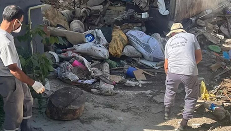 Kötü koku nedeniyle mahalleli ayaklandı, evden 20 kamyon çöp çıktı