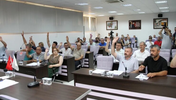 Kula Belediyesi’nde CHP’li 3 katip üye istifa etti