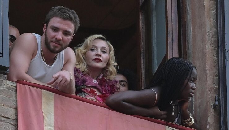 Madonna İtalya’da Orta Çağ’dan kalma geleneksel at yarışlarını seyretti