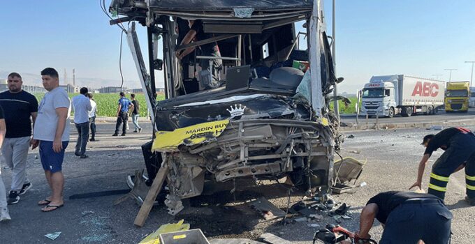 Mardin’de feci kaza! Özel halk otobüsü ile TIR çarpıştı: 1 ölü, 9 yaralı