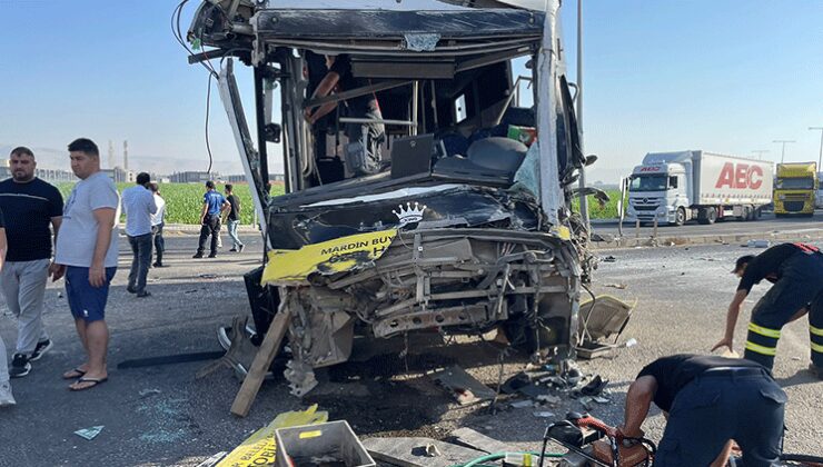 Mardin’de feci kaza! Özel halk otobüsü ile TIR çarpıştı: 1 ölü, 9 yaralı