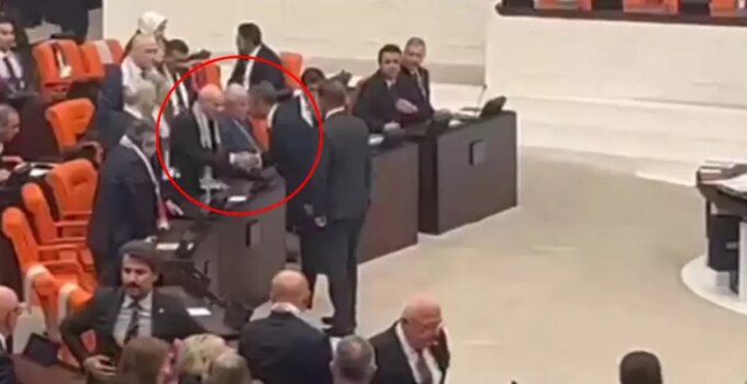 Meclis’teki oturuma damga vuran anlar: Bahçeli ve Özel böyle tokalaştı