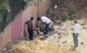 Okul önünde uyuşturucu kullanırken önce kameralara, sonra polise yakalandılar
