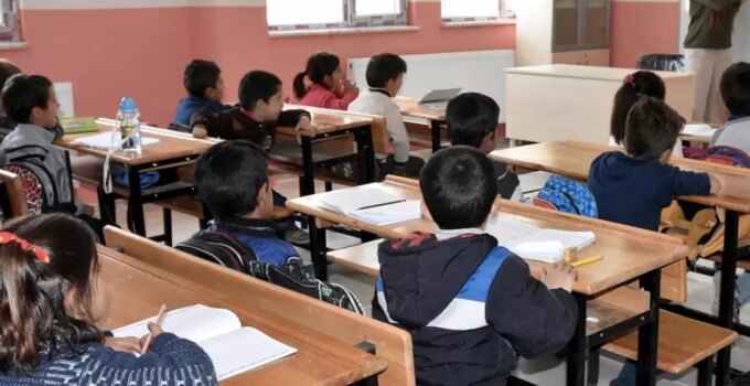 Okullarda serbest kıyafet uygulaması sona eriyor