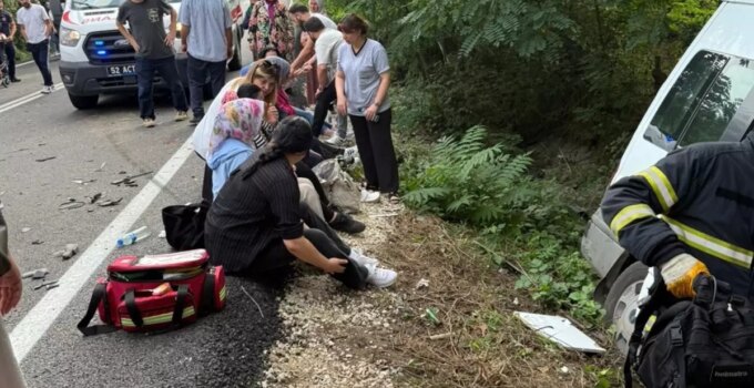 Ordu’da minibüs ile otomobil çarpıştı: 16 yaralı