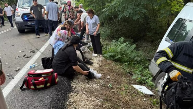 Ordu’da minibüs ile otomobil çarpıştı: 16 yaralı
