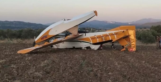 Orman yangınına müdahale eden uçak zorunlu iniş yaparken düştü