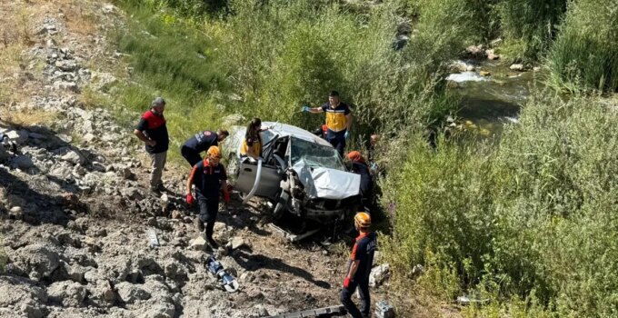 Otomobil köprüden uçtu: Yaşlı çift hayatını kaybetti