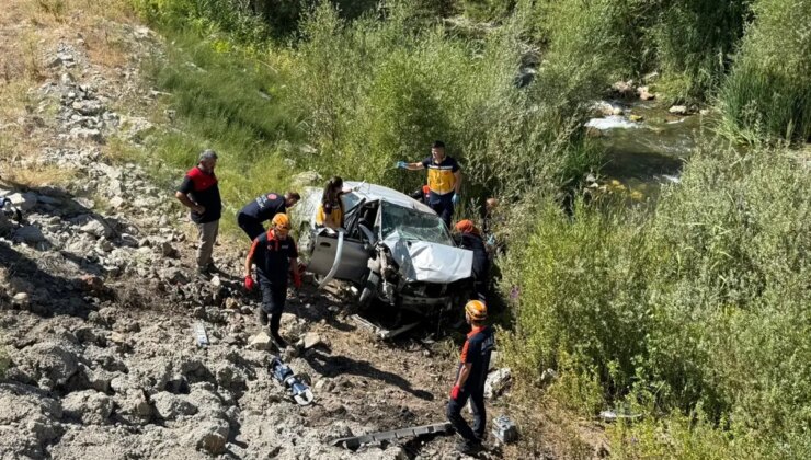 Otomobil köprüden uçtu: Yaşlı çift hayatını kaybetti