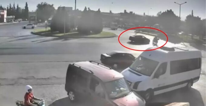 Otomobilin çarptığı motosiklet sürücüsü metrelerce sürüklendi