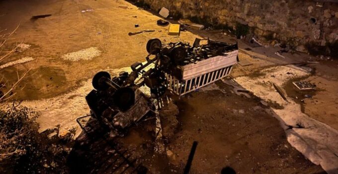 Park halindeyken hareket ederek dereye düşen kamyonette yangın çıktı