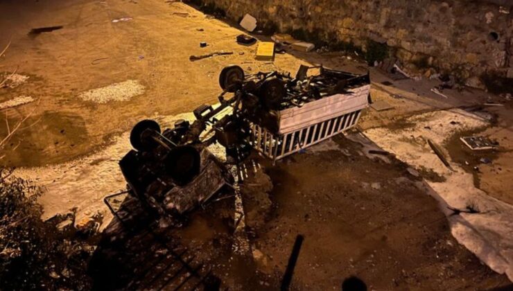 Park halindeyken hareket ederek dereye düşen kamyonette yangın çıktı