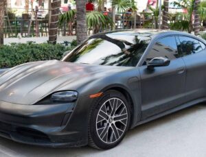 Porsche sürücüsü hız rekoru kırdı