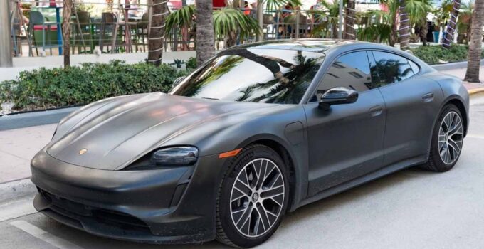Porsche sürücüsü hız rekoru kırdı