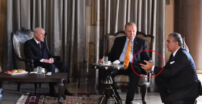 Programda ilginç anlar: Bahçeli, Cumhurbaşkanı Erdoğan’a 2 eser dinletti