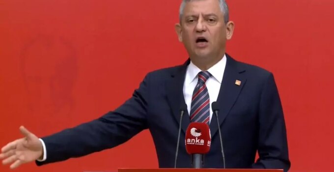 "Kuruluş yıldönümü hediyen geliyor" diyen Özgür Özel’in merakla beklenen konuşması başladı