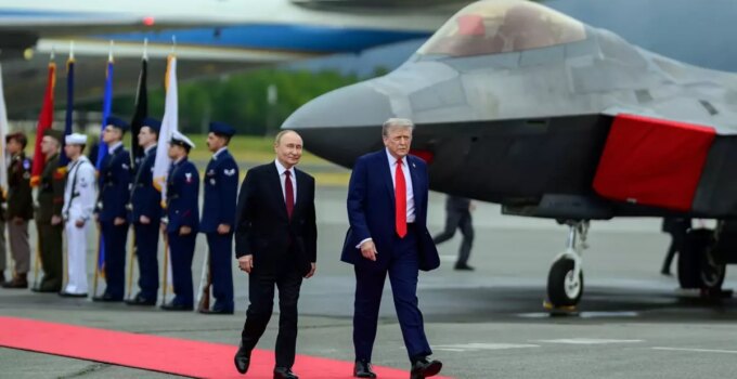Resmen Putin’e gözdağı! Kırmızı halıda yürürken üstlerinden ABD savaş uçakları geçti