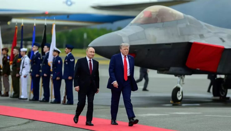 Resmen Putin’e gözdağı! Kırmızı halıda yürürken üstlerinden ABD savaş uçakları geçti