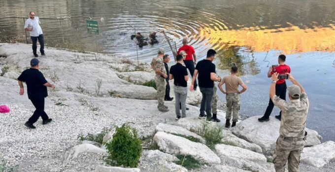 Serinlemek için girdiği çayda boğuldu