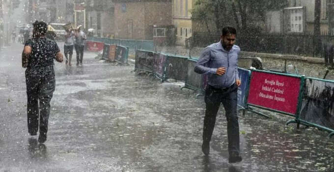 Sıcaktan kavrulan İstanbullulara müjde! Sağanak yağış geliyor