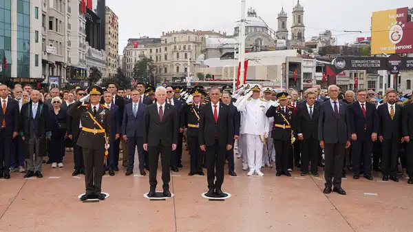 Taksim’de ‘İmamoğlu’suz bir tören daha: Cumhuriyet Anıtı’na çelenk bırakıldı