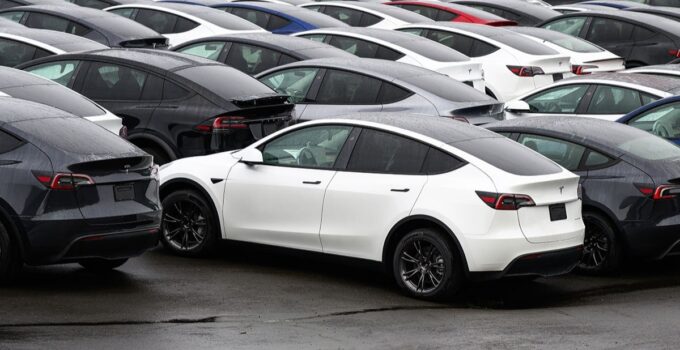 Tesla satış yapamayınca fiyatları yarıya indirdi