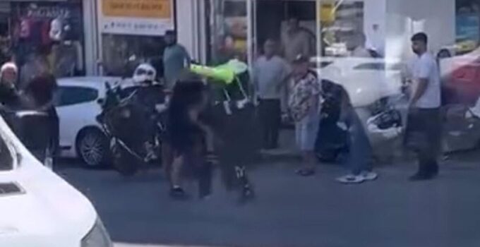 Trafik polisine saldırdılar! O anlar kamerada