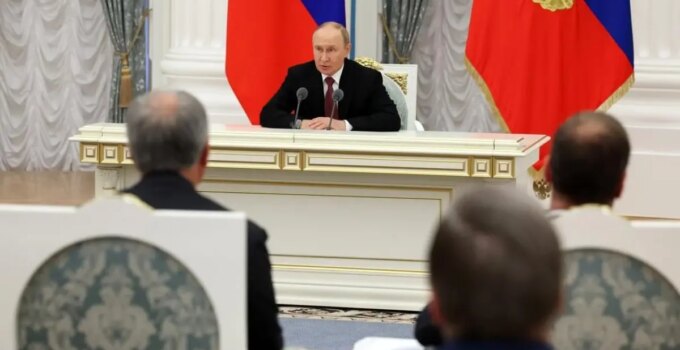 Trump zirvesi sonrası kurmaylarıyla bir araya gelen Putin’den kritik mesaj