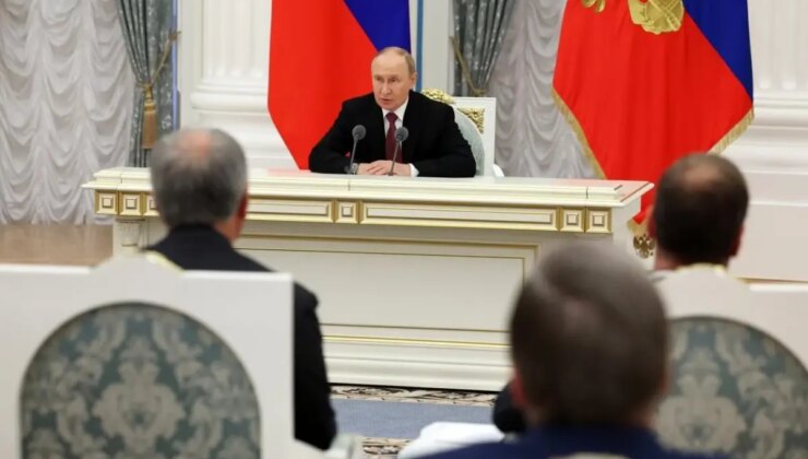 Trump zirvesi sonrası kurmaylarıyla bir araya gelen Putin’den kritik mesaj