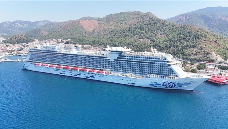 'Aroya' kruvaziyeri 2 bin 684 yolcusuyla Marmaris'e geldi