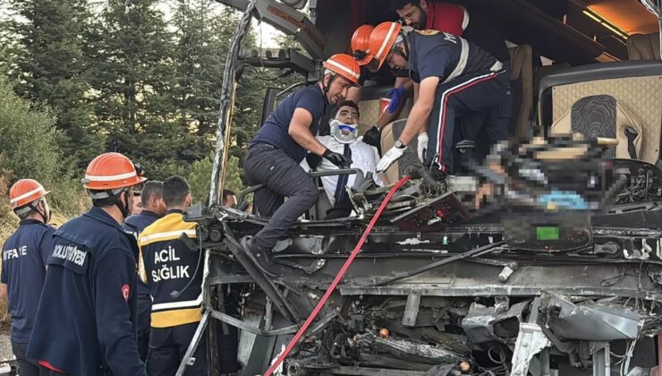 Yolcu otobüsü soğan yüklü kamyona arkadan çarptı: Ölü ve yaralılar var