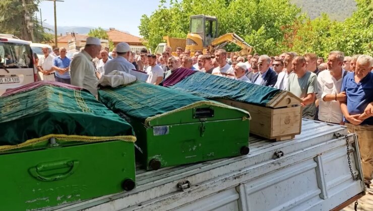 Yürek dağlayan kare! Aynı aileden 3 cenaze yan yana toprağa verildi