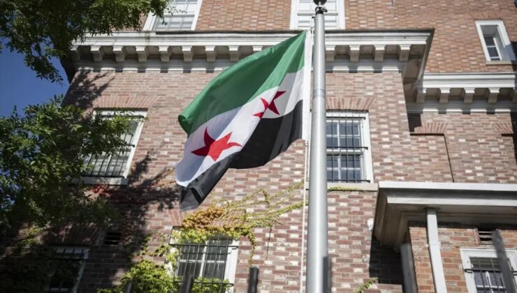 11 yıl sonra bir ilk: Suriye bayrağı, Washington’da göndere çekildi