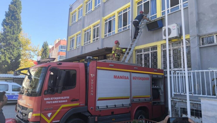 3 öğrenci okulda mahsur kaldı, devreye itfaiye girdi