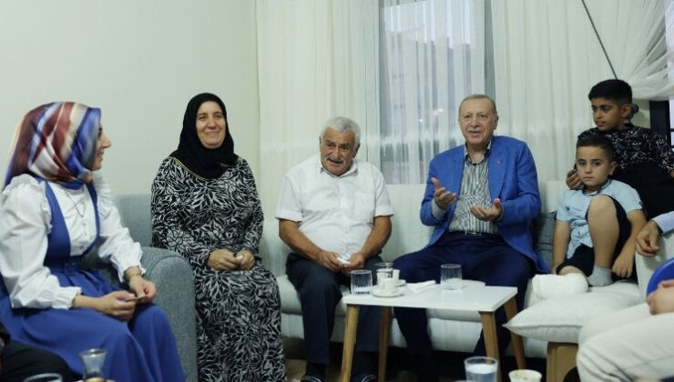 Cumhurbaşkanı Erdoğan, depremzede aileye misafir oldu